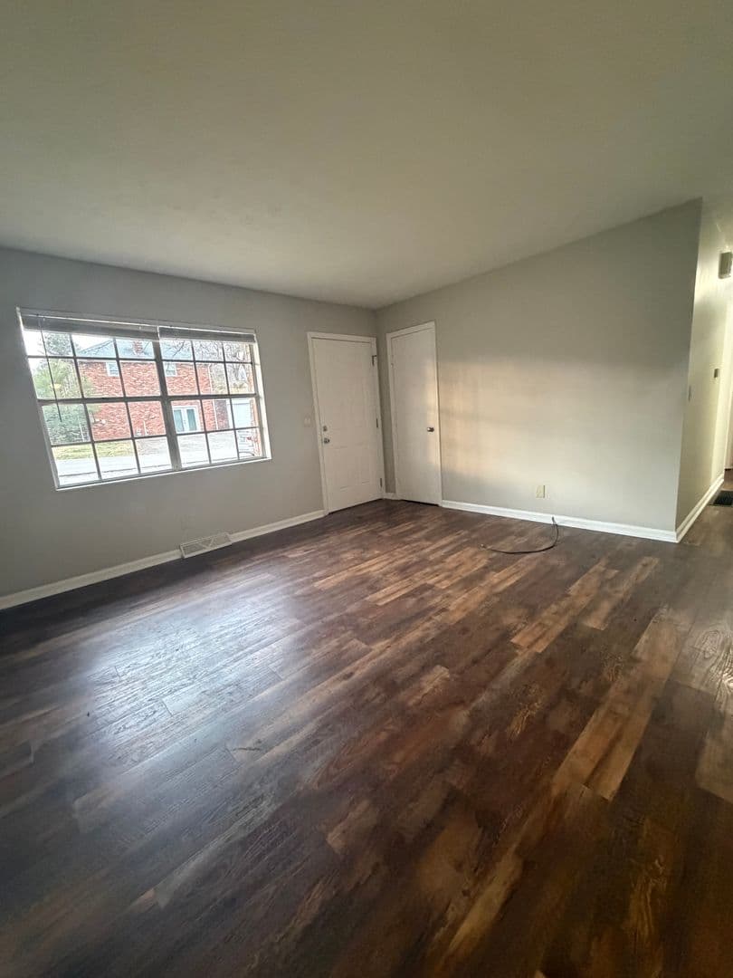 Frankfort House: 147 Meredith Ave