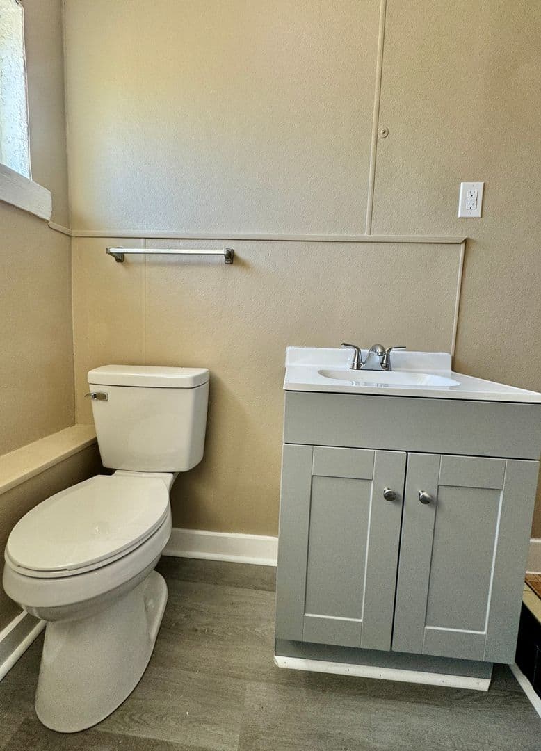 Winchester Apartment: 1018 W. Lexington Ave #4
