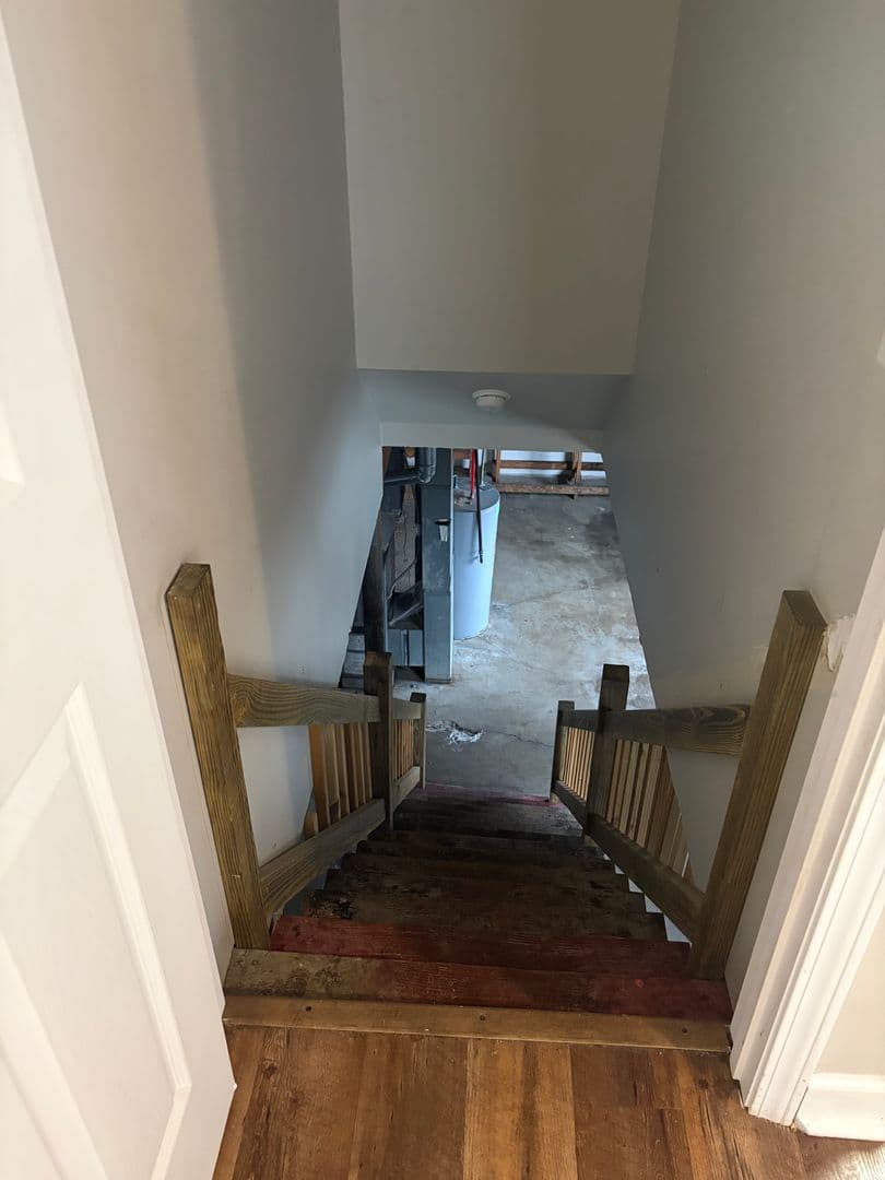 Frankfort House: 147 Meredith Ave