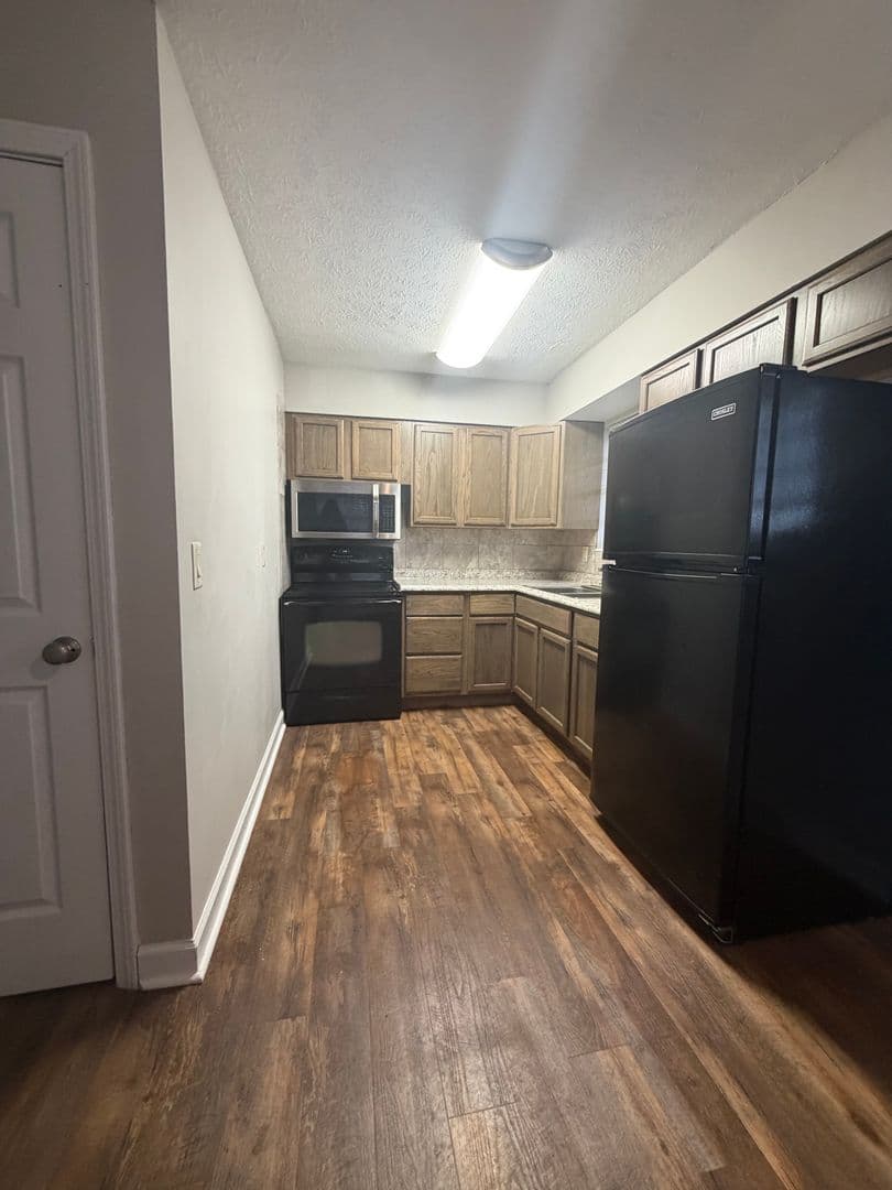 Frankfort House: 147 Meredith Ave