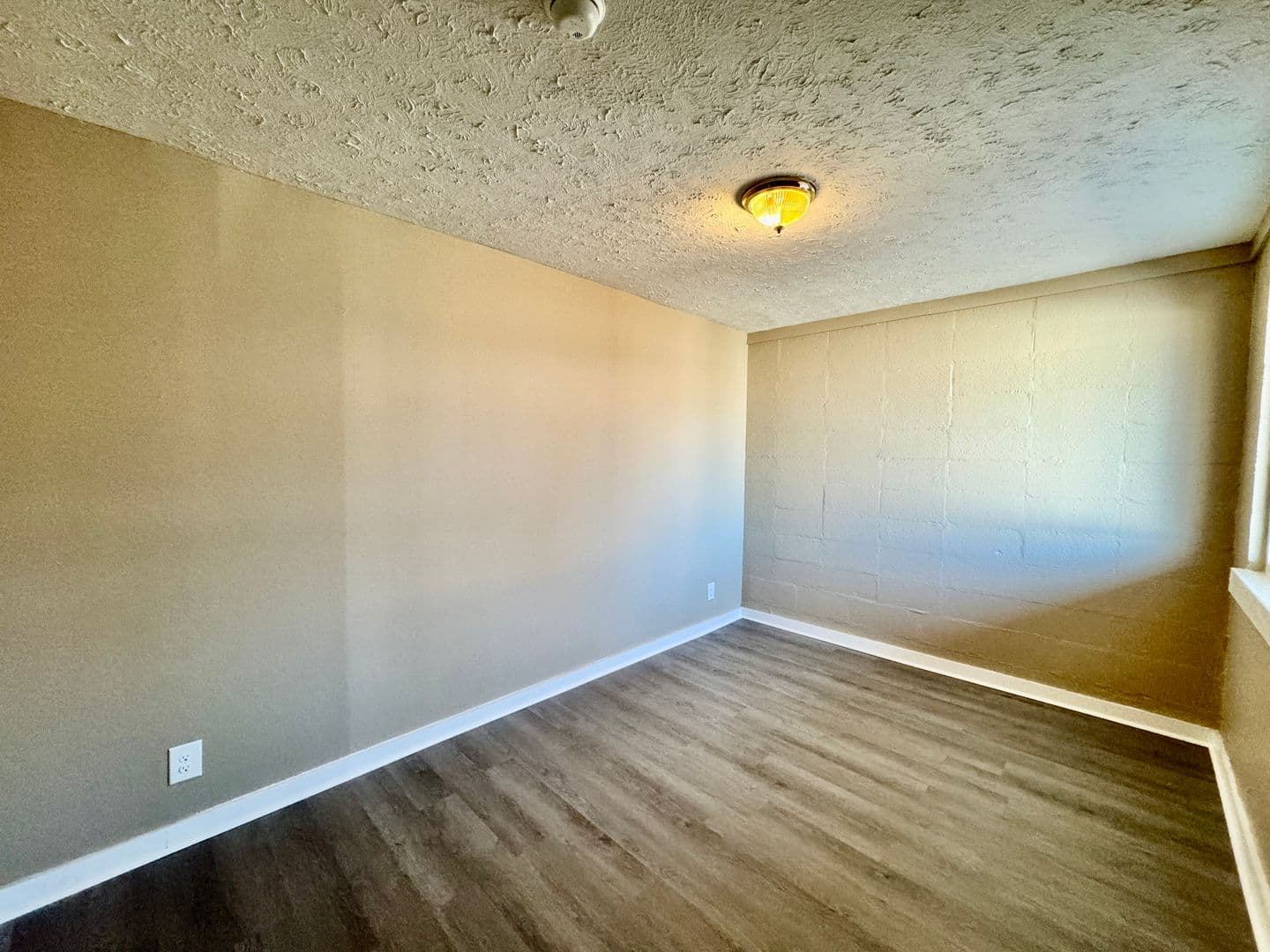 Winchester Apartment: 1018 W. Lexington Ave #4