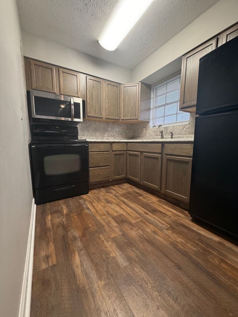 Frankfort House: 147 Meredith Ave