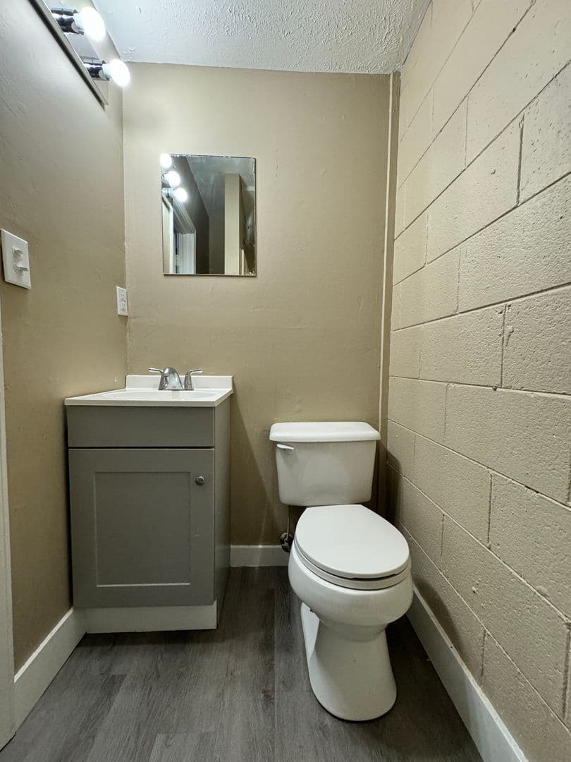 Winchester Apartment: 401 N. Maple St. Unit 3