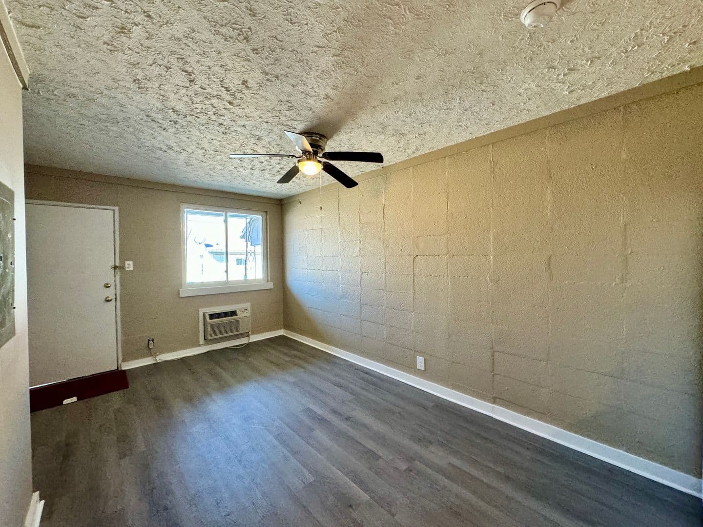 Winchester Apartment: 1018 W. Lexington Ave #4