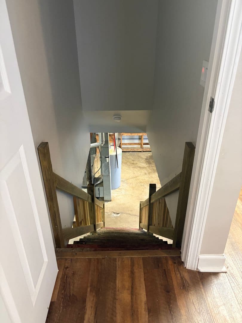 Frankfort House: 147 Meredith Ave