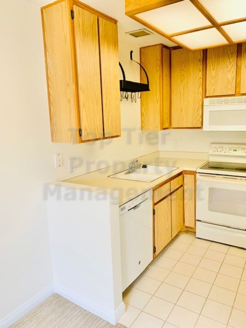 San Diego House: 4015 Porte La Paz Unit 135