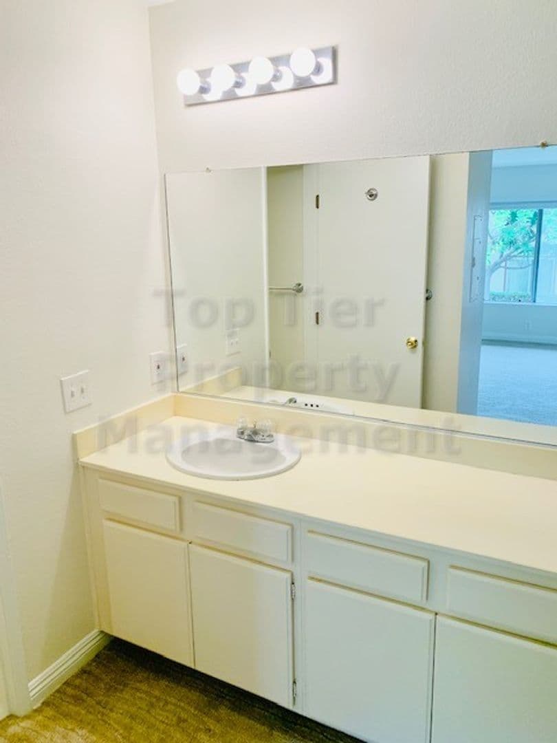 San Diego House: 4015 Porte La Paz Unit 135