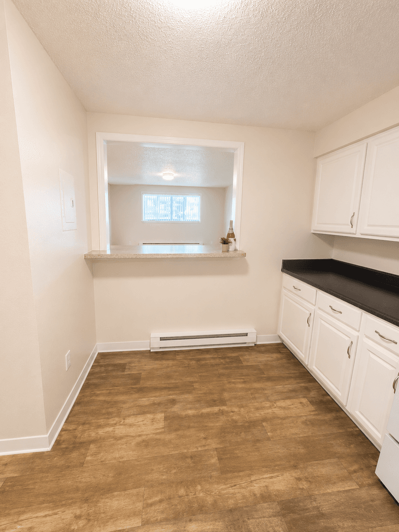 Cheney Apartment: 1122 Oakland St  #A
