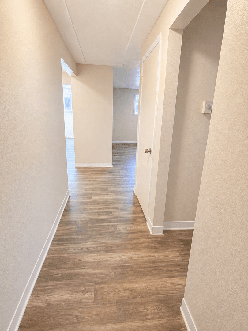 Cheney Apartment: 1122 Oakland St  #A