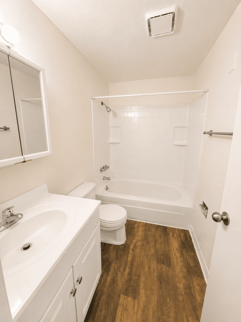 Cheney Apartment: 1122 Oakland St  #B