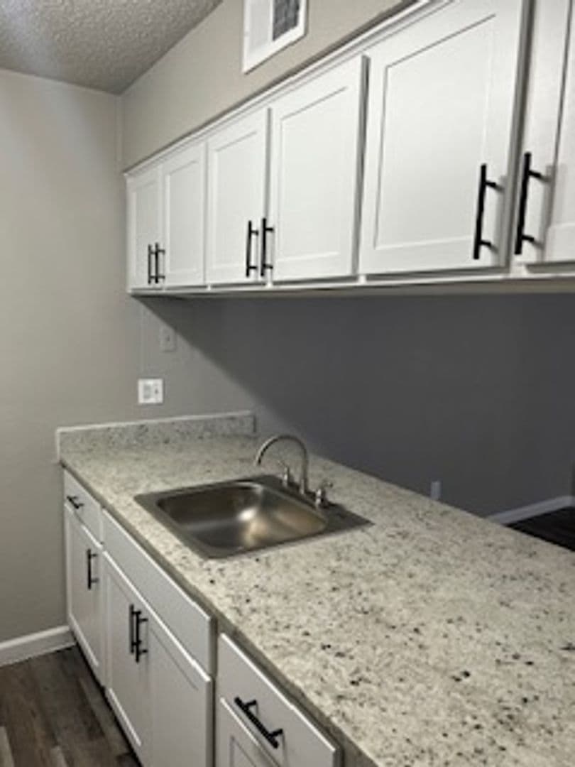 Irving Apartment: 1901 W 5th Street