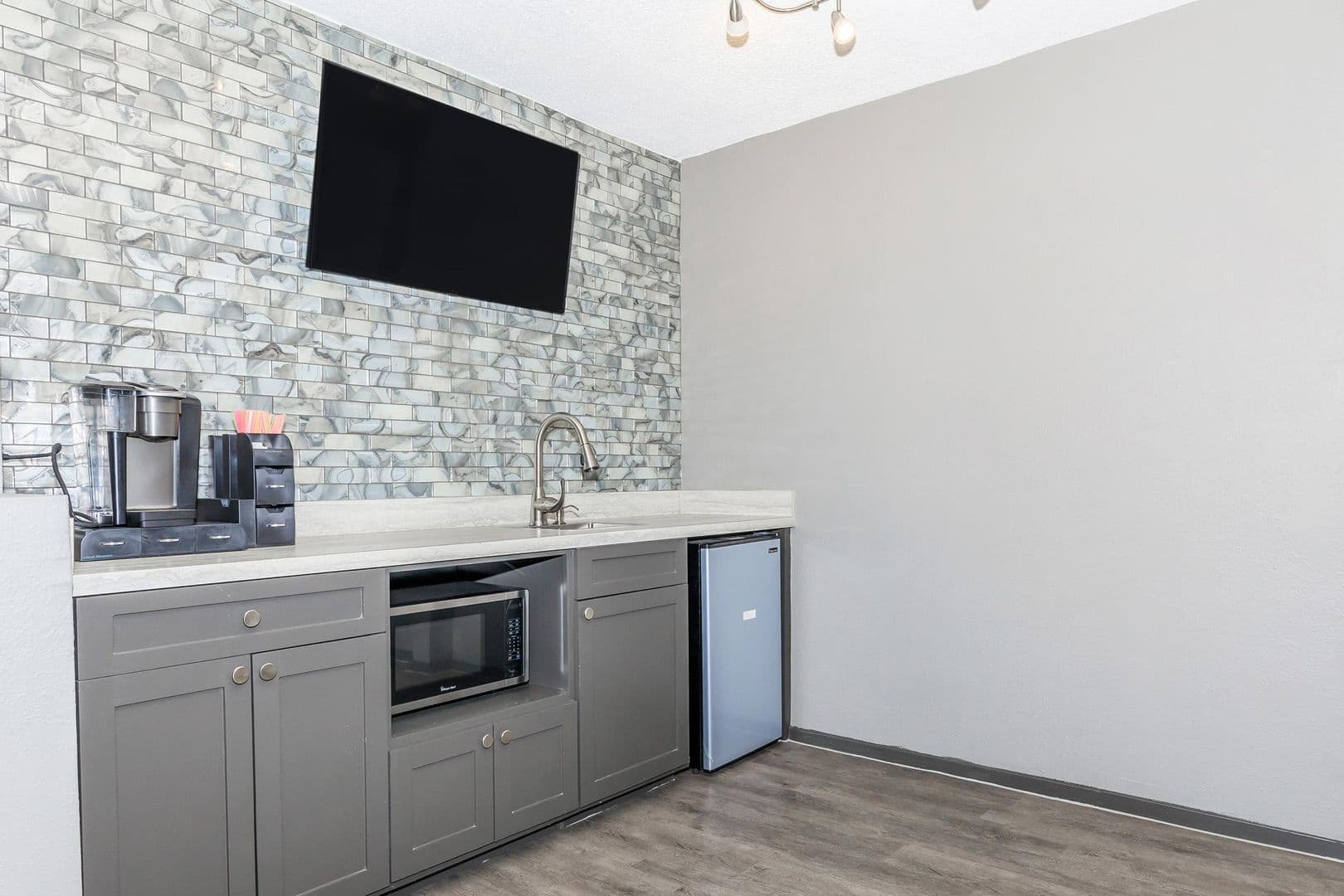 Irving Apartment: 1901 W 5th Street