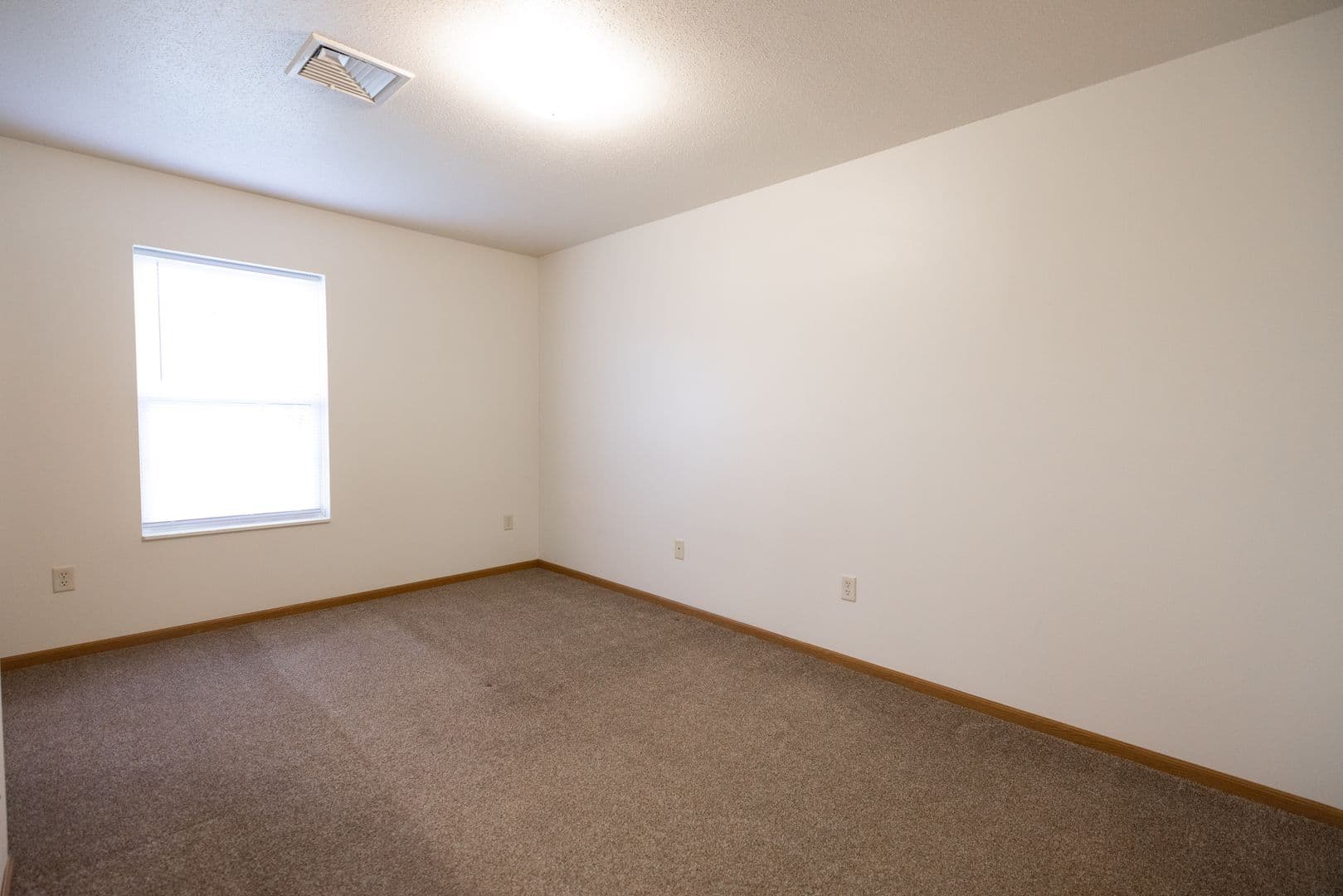 Mandan Apartment: 4200 McKenzie Dr SE - 212