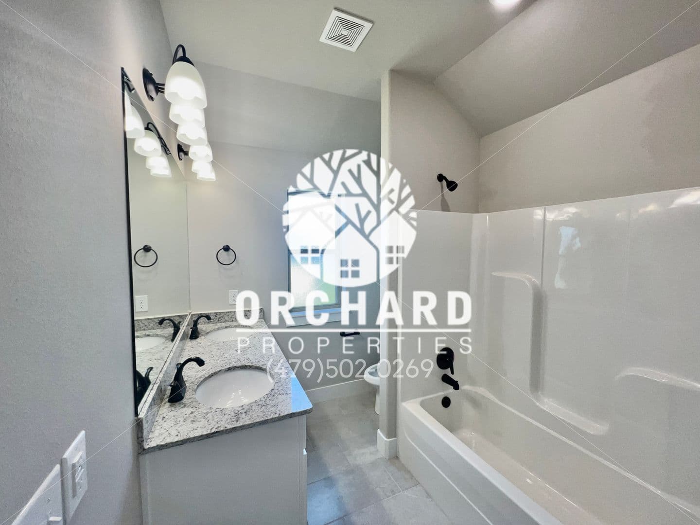 Farmington House: 11 E Loveland Loop