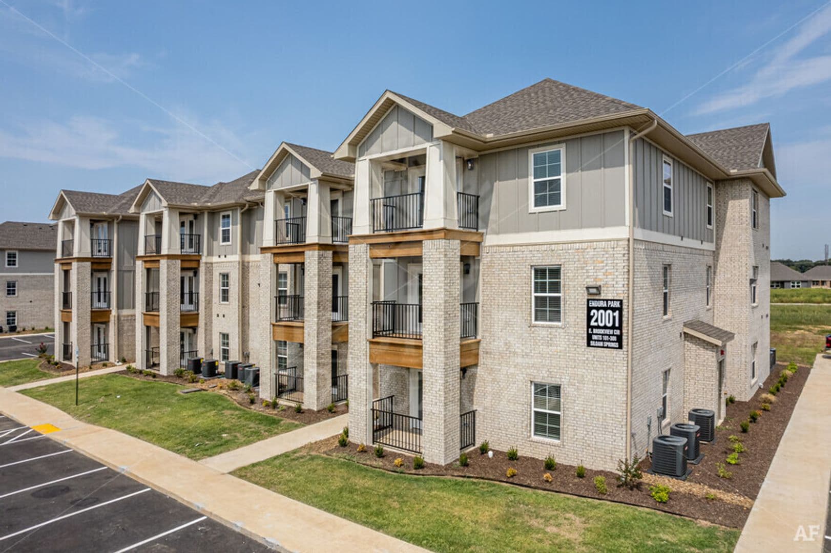 Siloam Springs Apartment: 1900 E. Brookview Circle