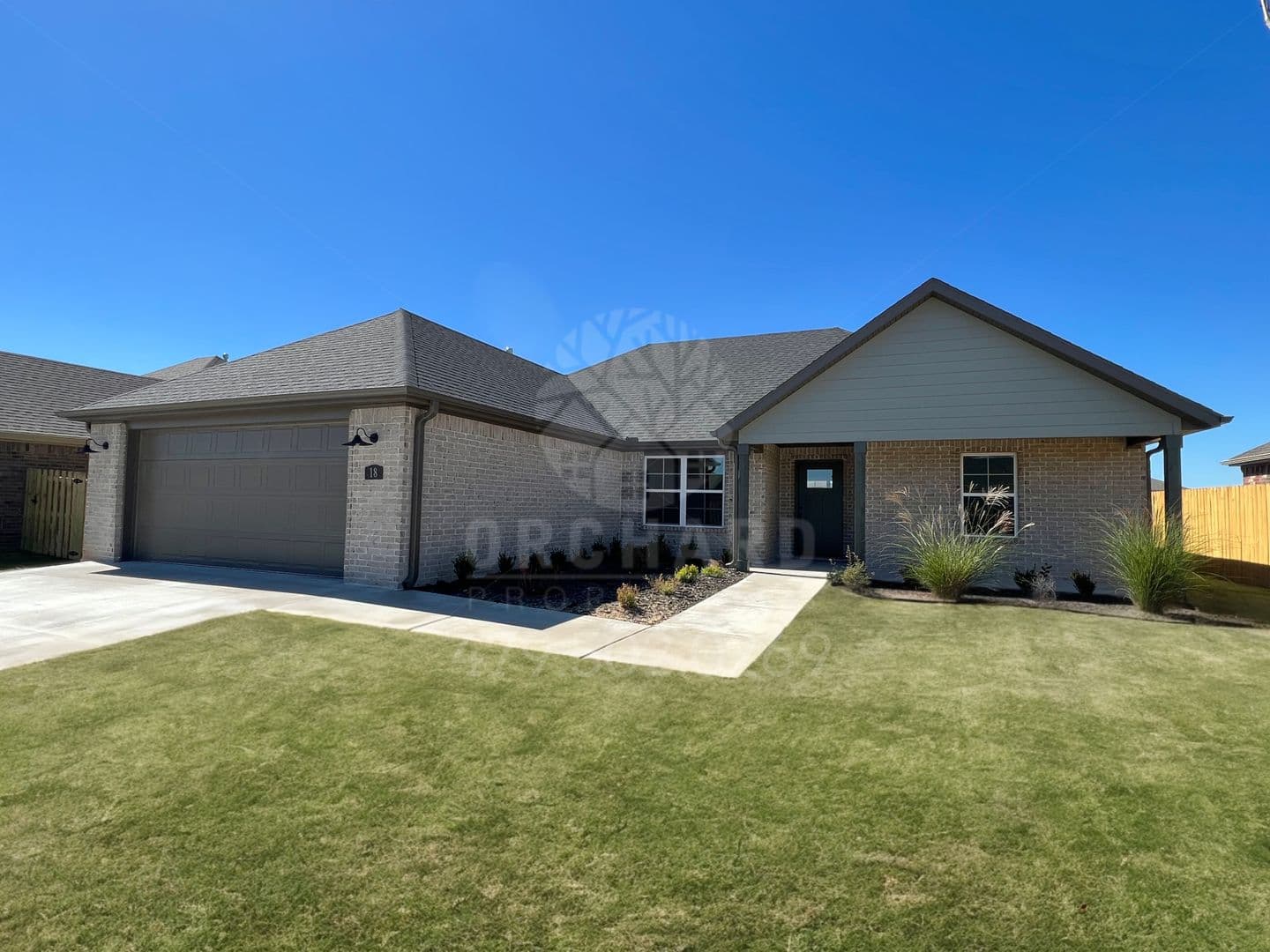 Farmington House: 18 E. Loveland Loop
