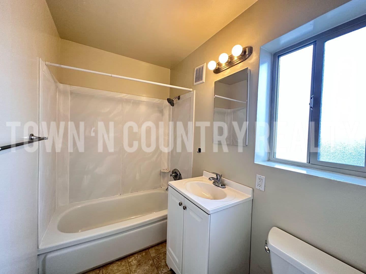 Seaside Apartment: 1496 Santa Clara Ave.
