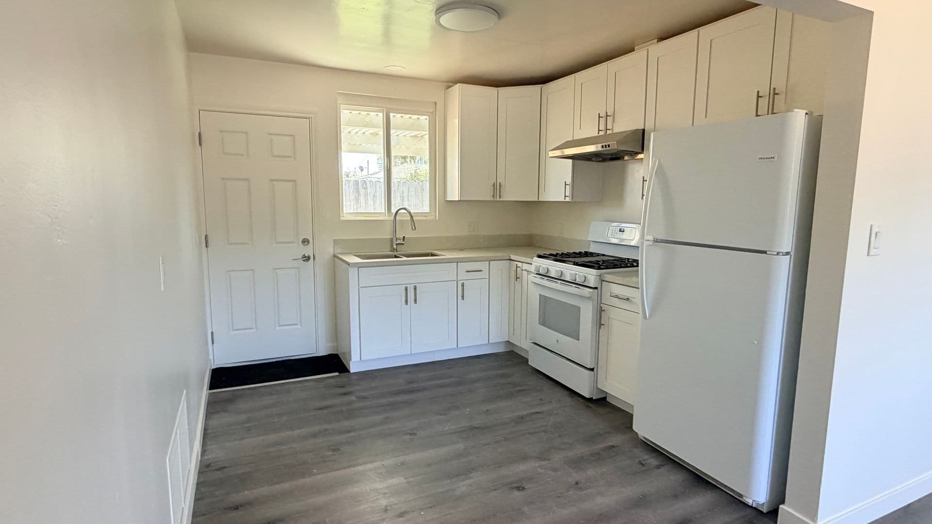 Imperial Beach House: 1055 11th St