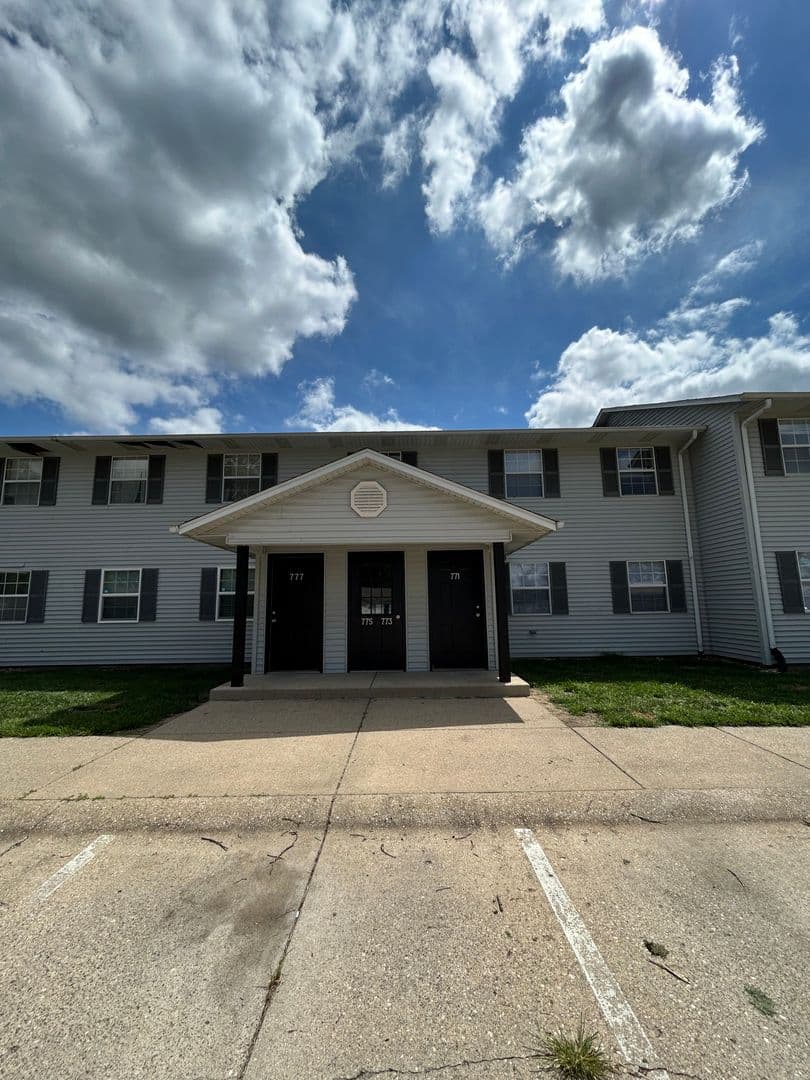Terre Haute Apartment: 801 E. Springhill Dr