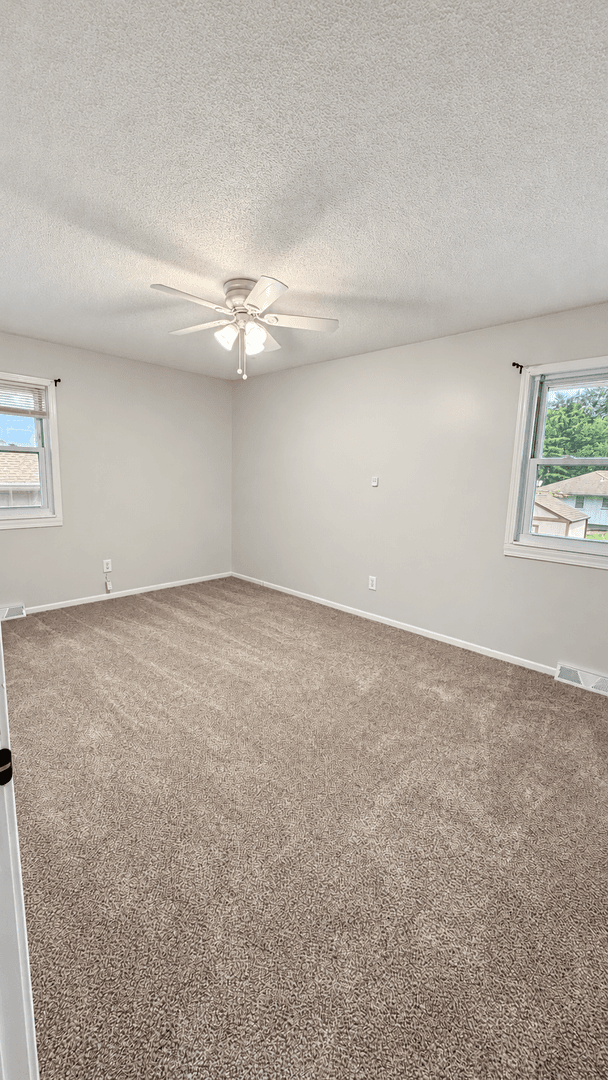 Blue Springs House: 409 NE Duncan Rd
