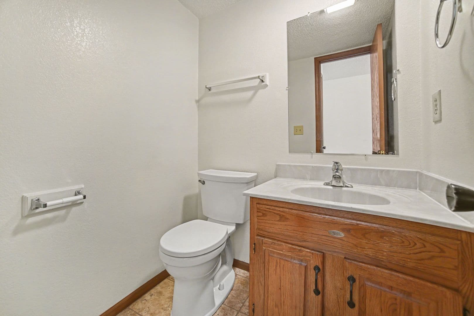 Blue Springs House: 410 NW Nottingham Lane