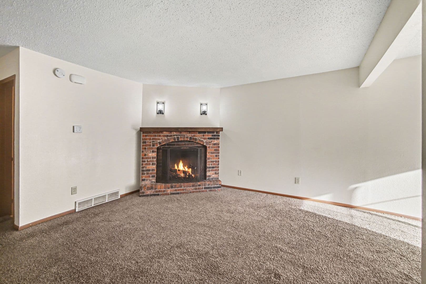 Blue Springs House: 410 NW Nottingham Lane