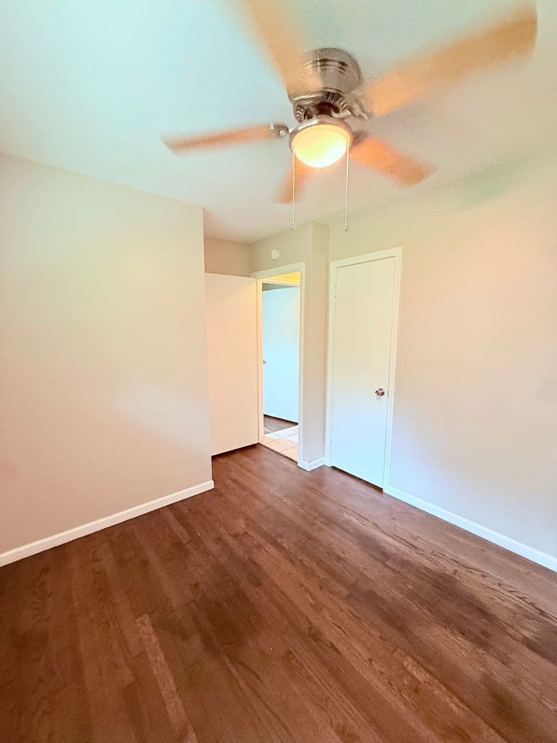 Lees Summit House: 208 McClendon Drive