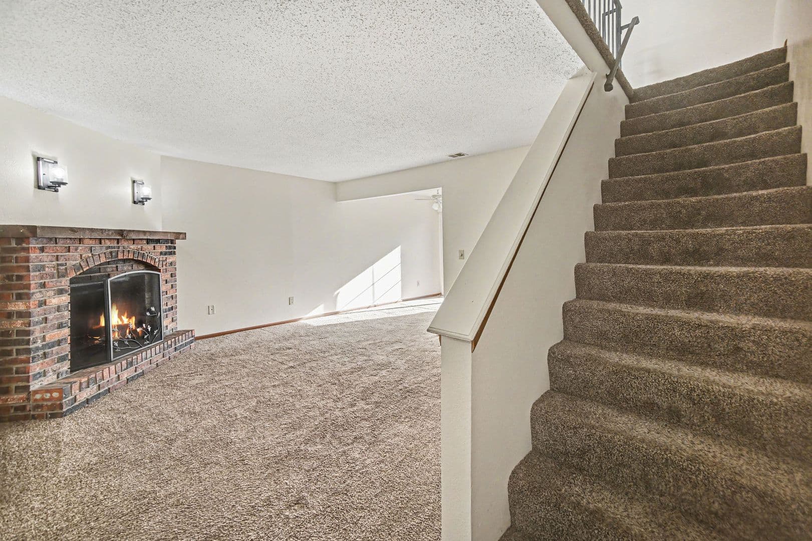 Blue Springs House: 410 NW Nottingham Lane