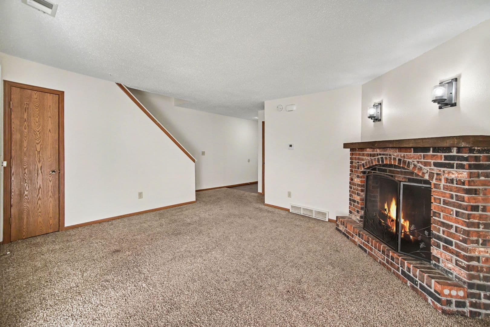 Blue Springs House: 410 NW Nottingham Lane