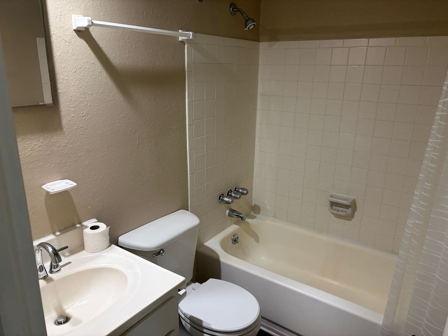 Mission Apartment: 5717 Outlook St