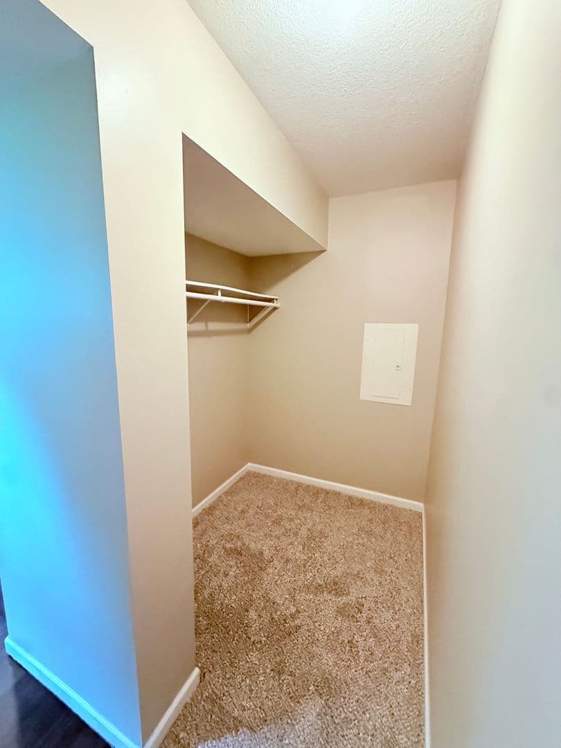 Lees Summit House: 208 McClendon Drive