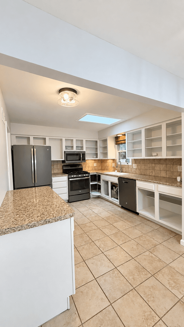 Blue Springs House: 409 NE Duncan Rd