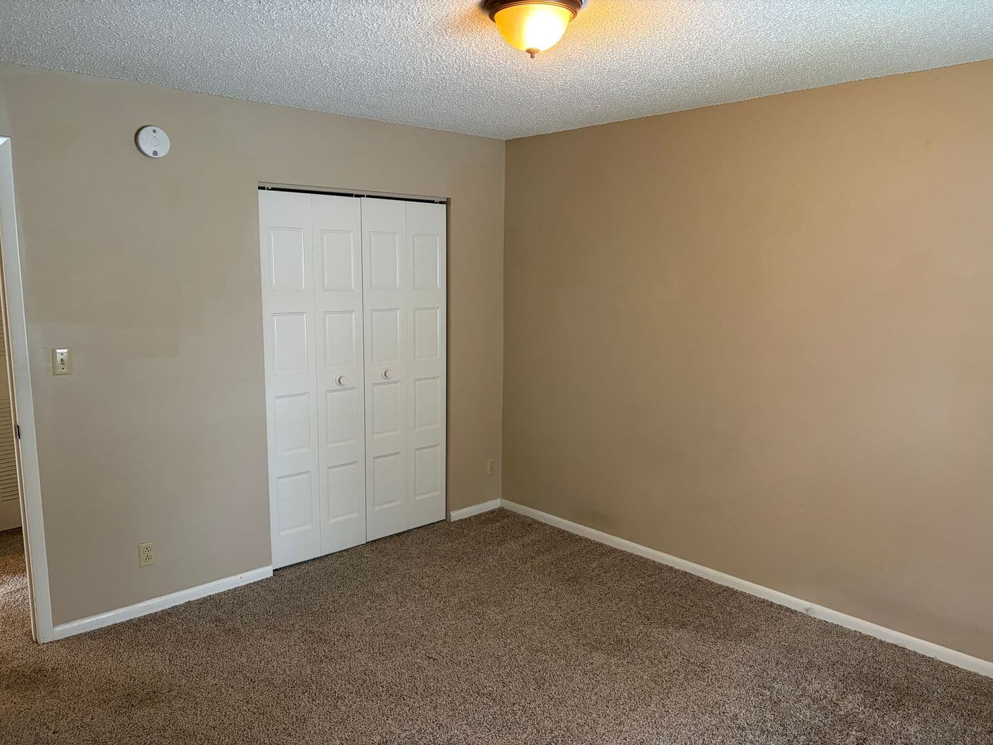 Mission Apartment: 5717 Outlook St