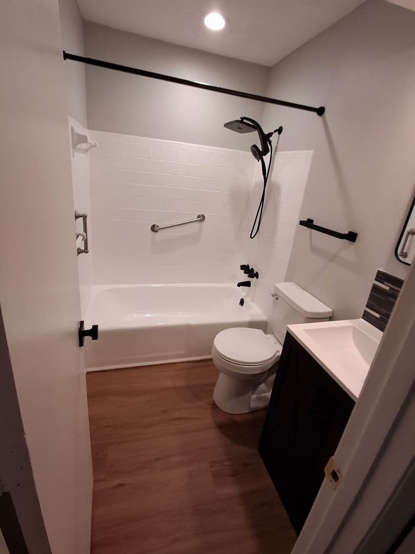 Mission Apartment: 5801 Woodson St