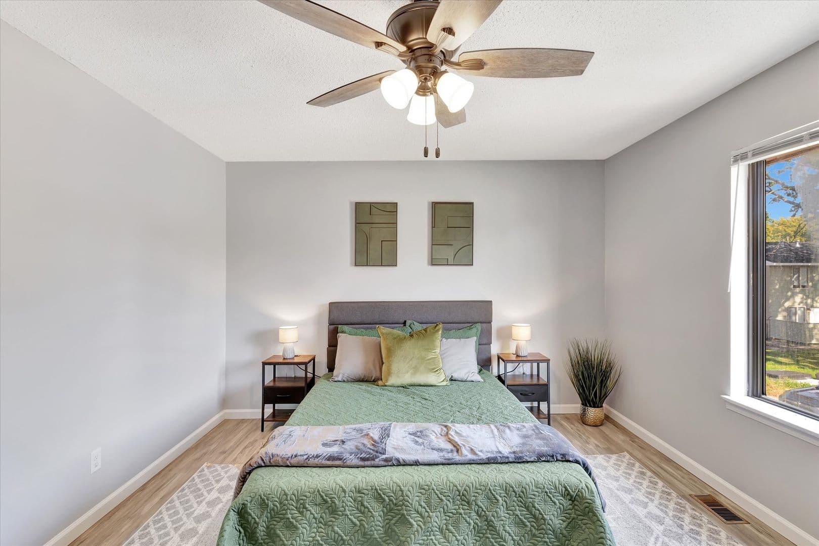 Champaign Apartment: 2406 Leeper Dr.