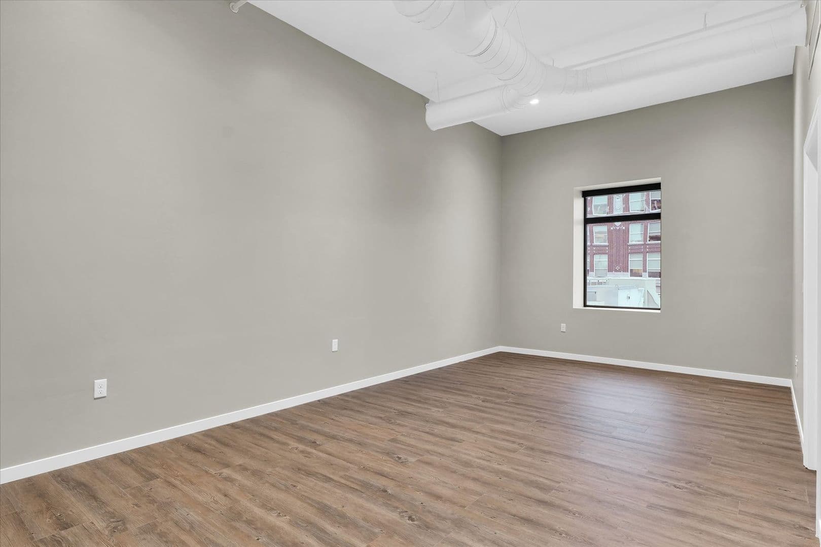 Champaign Apartment: 209 N Neil St.