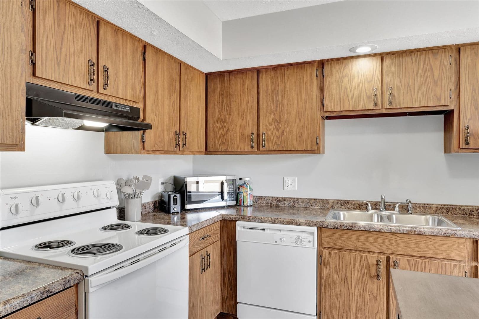 Champaign Apartment: 2406 Leeper Dr.