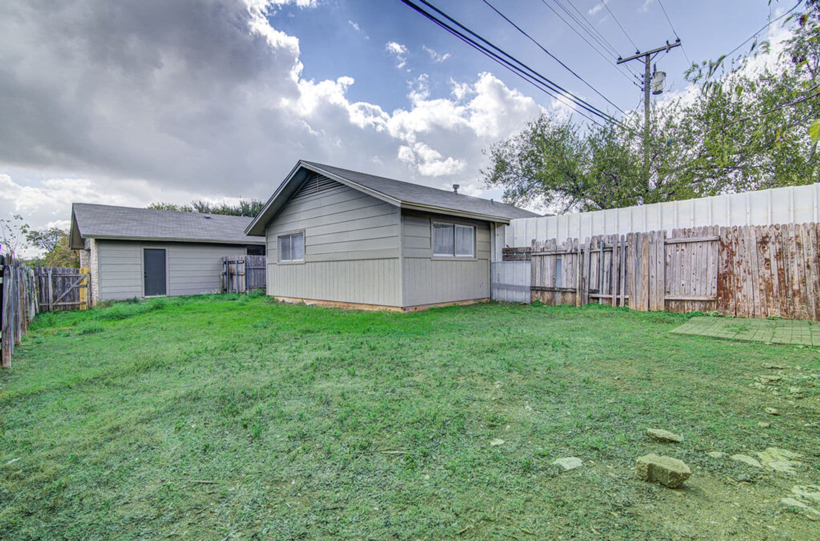 Round Rock Apartment: 426 Chisholm Valley Dr