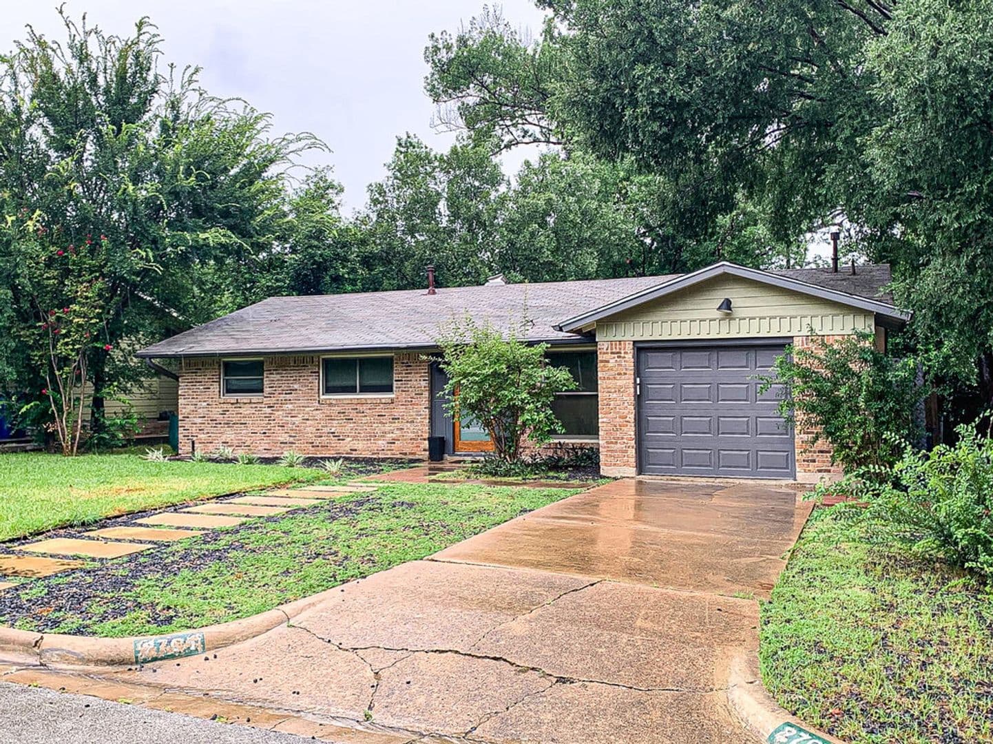 Austin House: 2704 Nottingham Ln