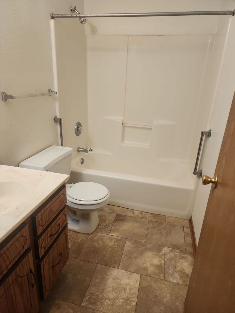 Montgomery Apartment: 400 N Welco Dr - M2