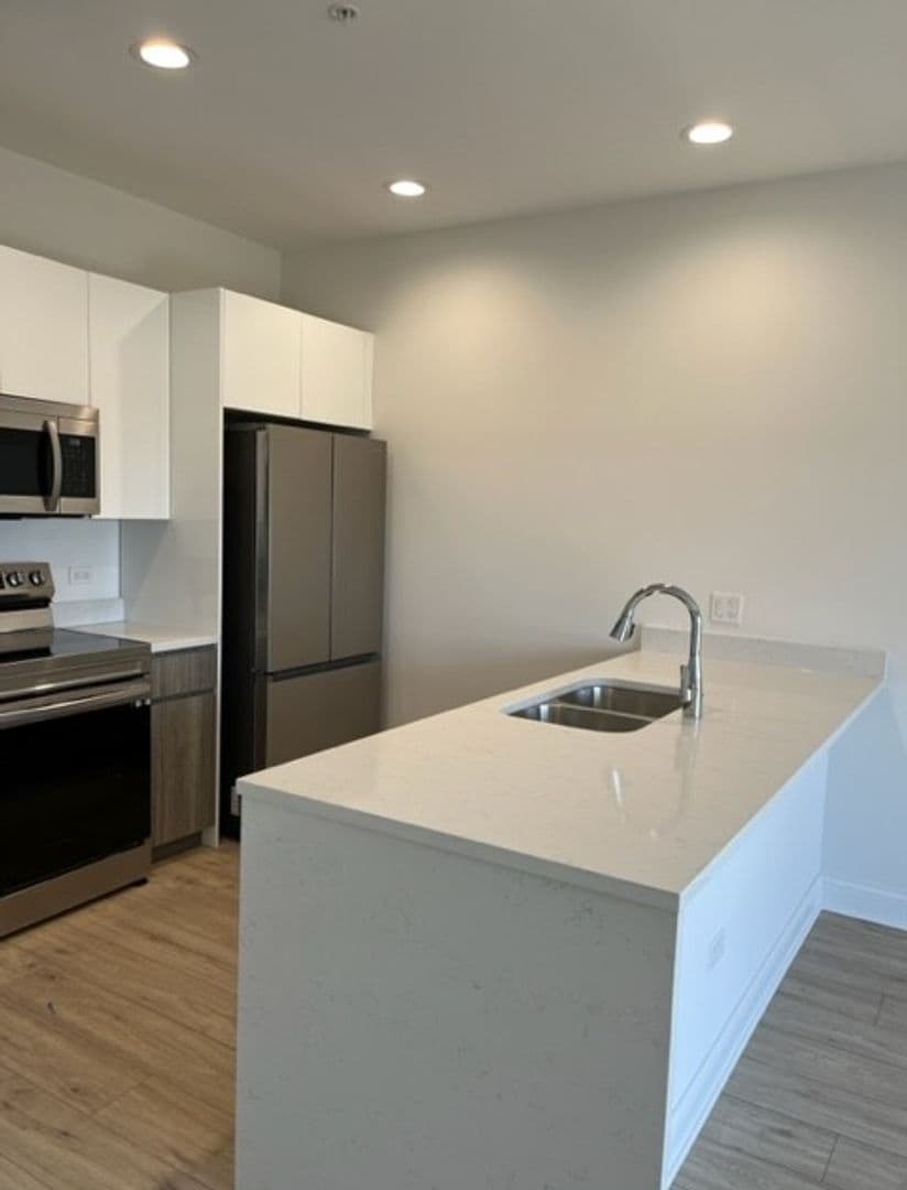 Mundelein Apartment: 250 Anthony Ave
