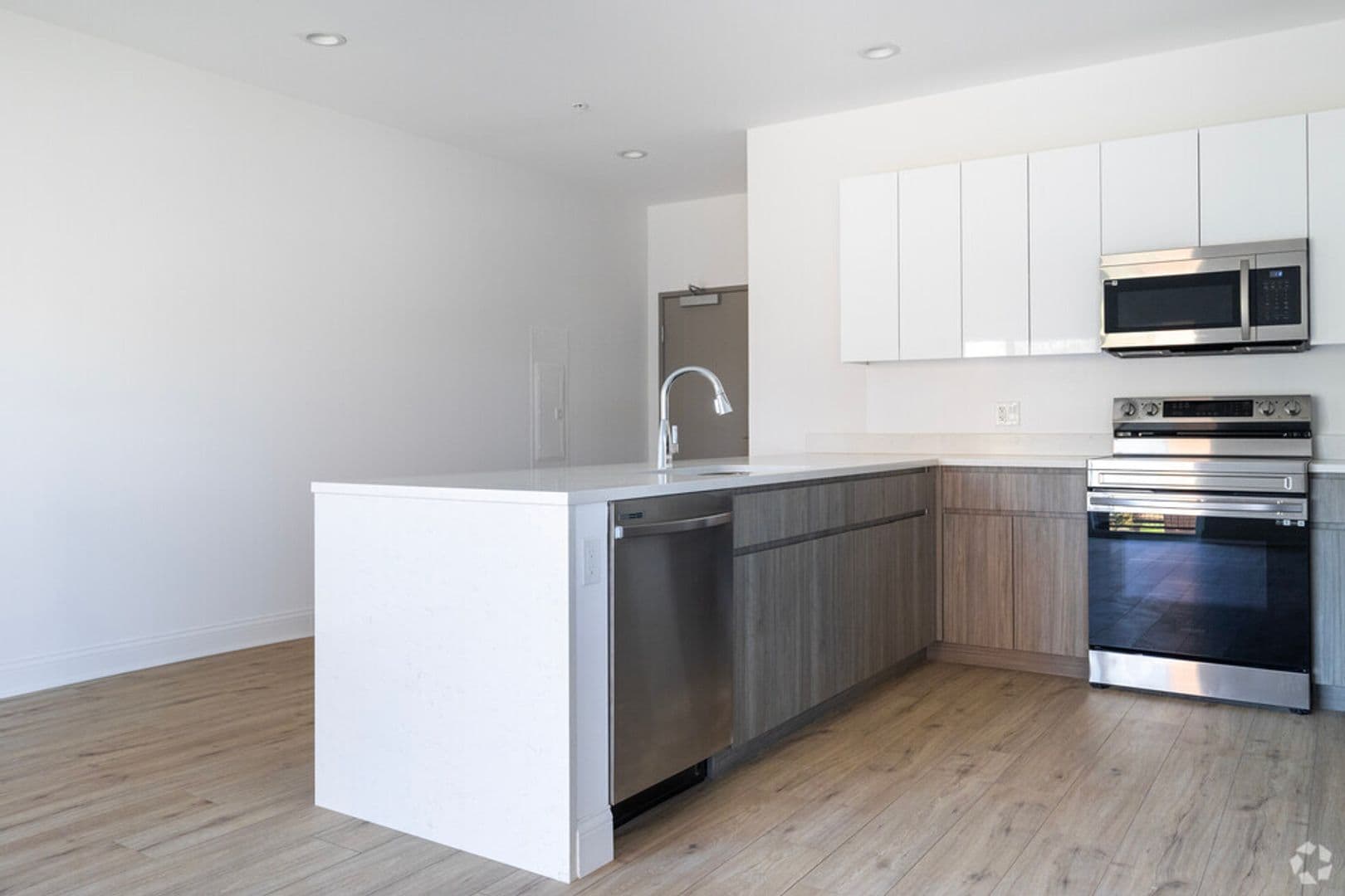 Mundelein Apartment: 200 Anthony Ave