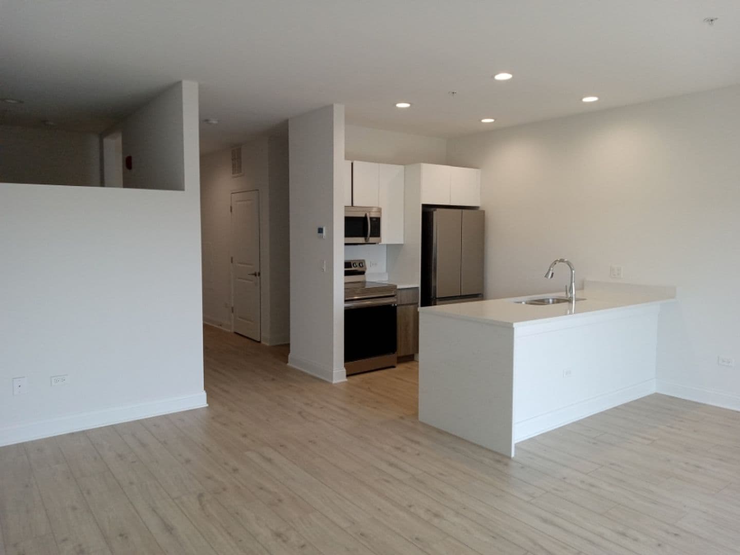 Mundelein Apartment: 250 Anthony Ave