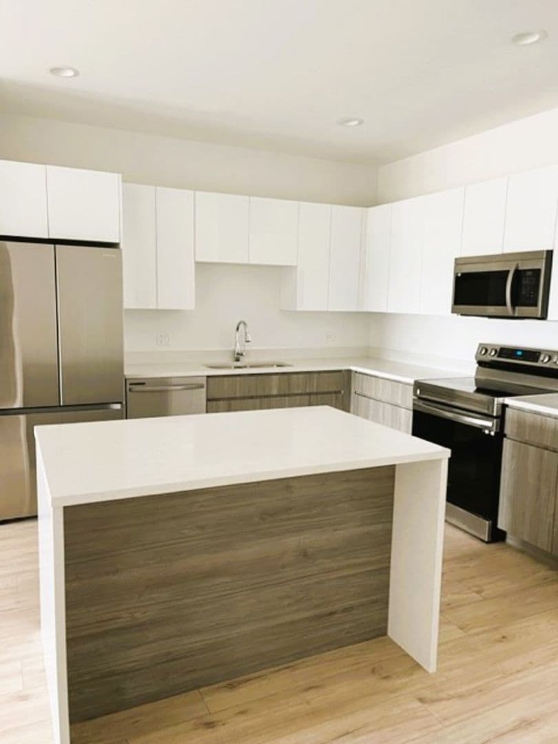 Mundelein Apartment: 250 Anthony Ave