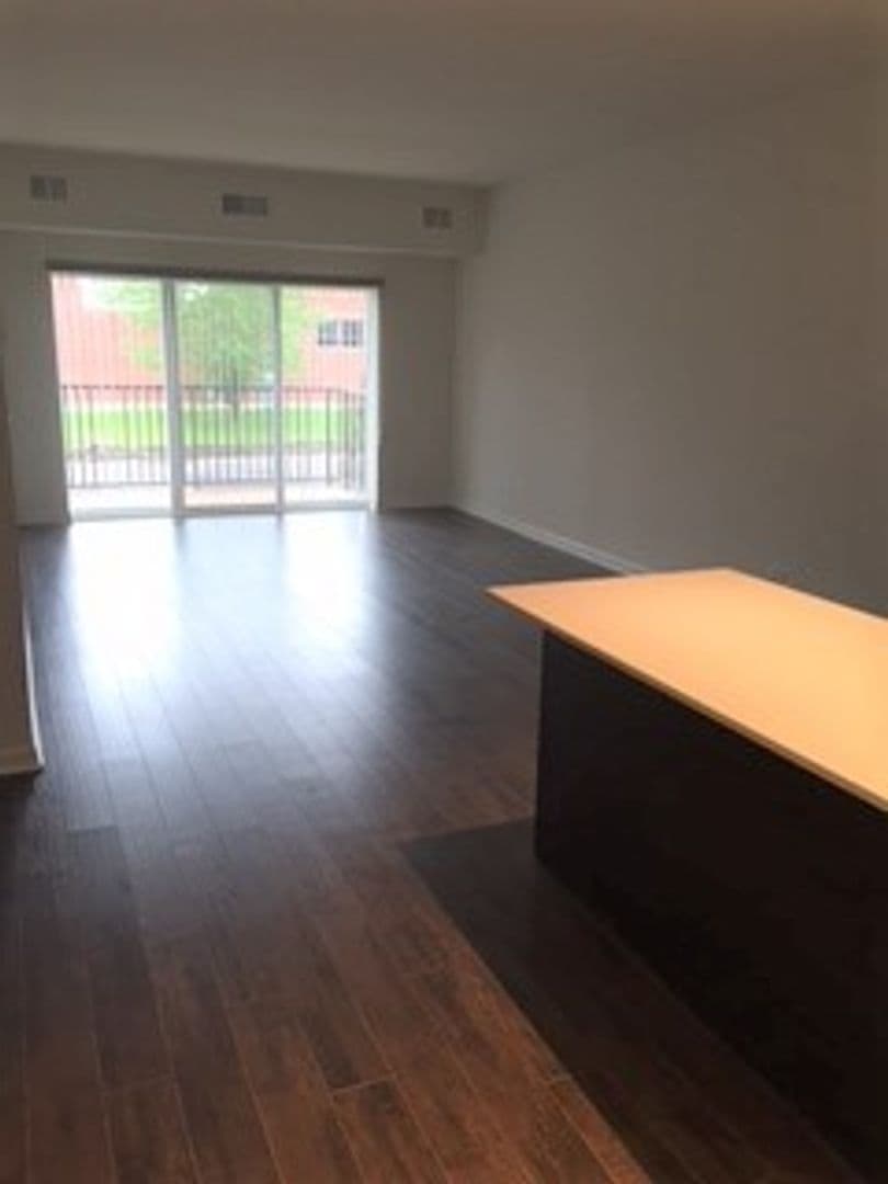 Mundelein Apartment: 301 Mckinley