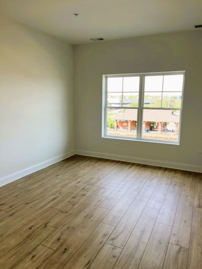 Mundelein Apartment: 250 Anthony Ave