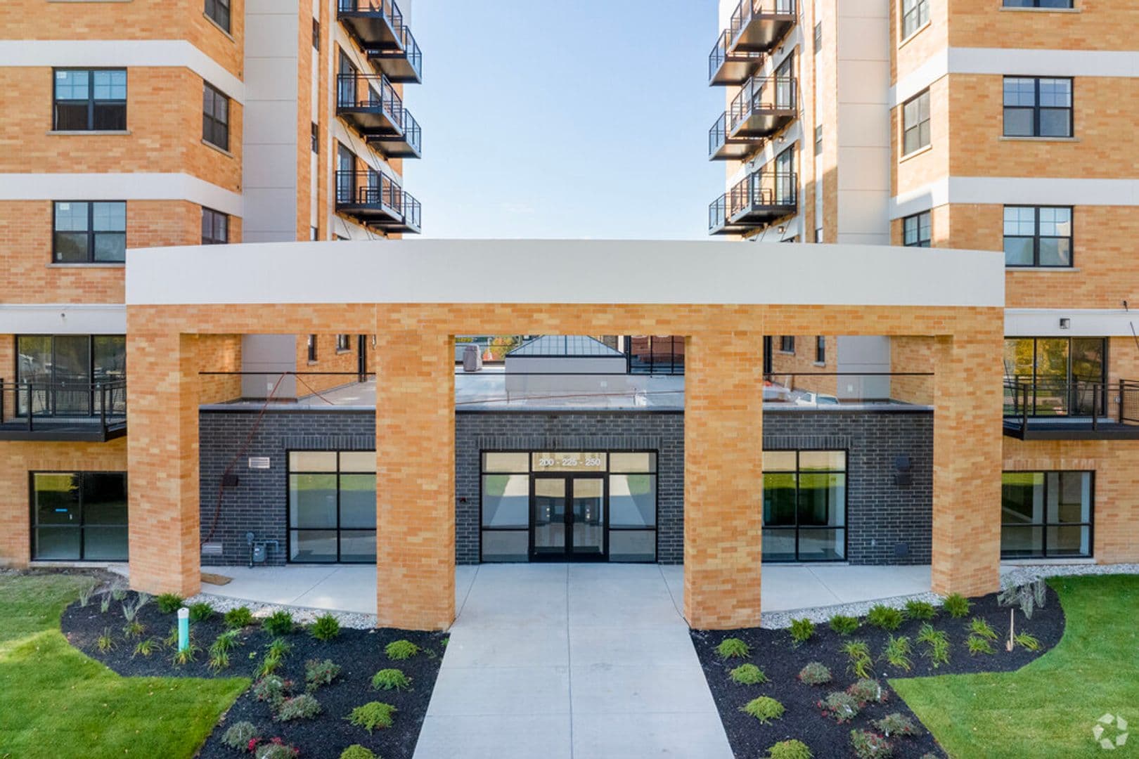 Mundelein Apartment: 250 Anthony Ave