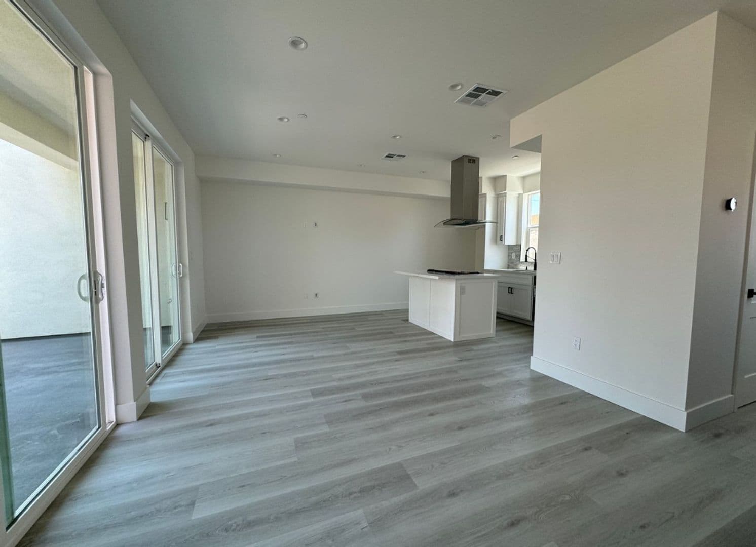 Inglewood Townhome: 419 S Eucalyptus Ave - D