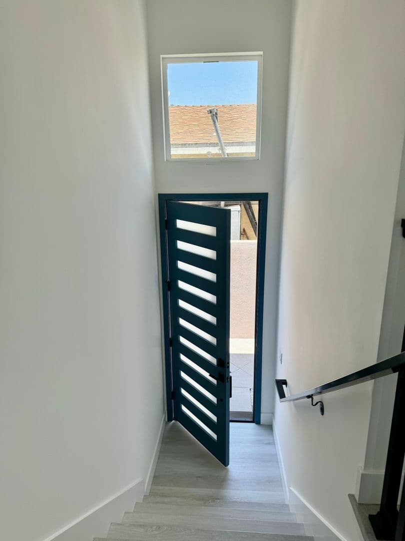 Inglewood Townhome: 419 S Eucalyptus Ave - D