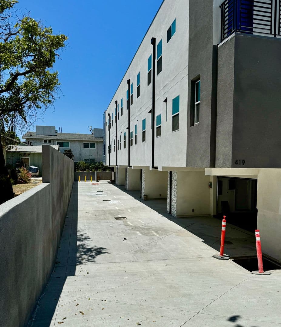 Inglewood Townhome: 419 S Eucalyptus Ave - D